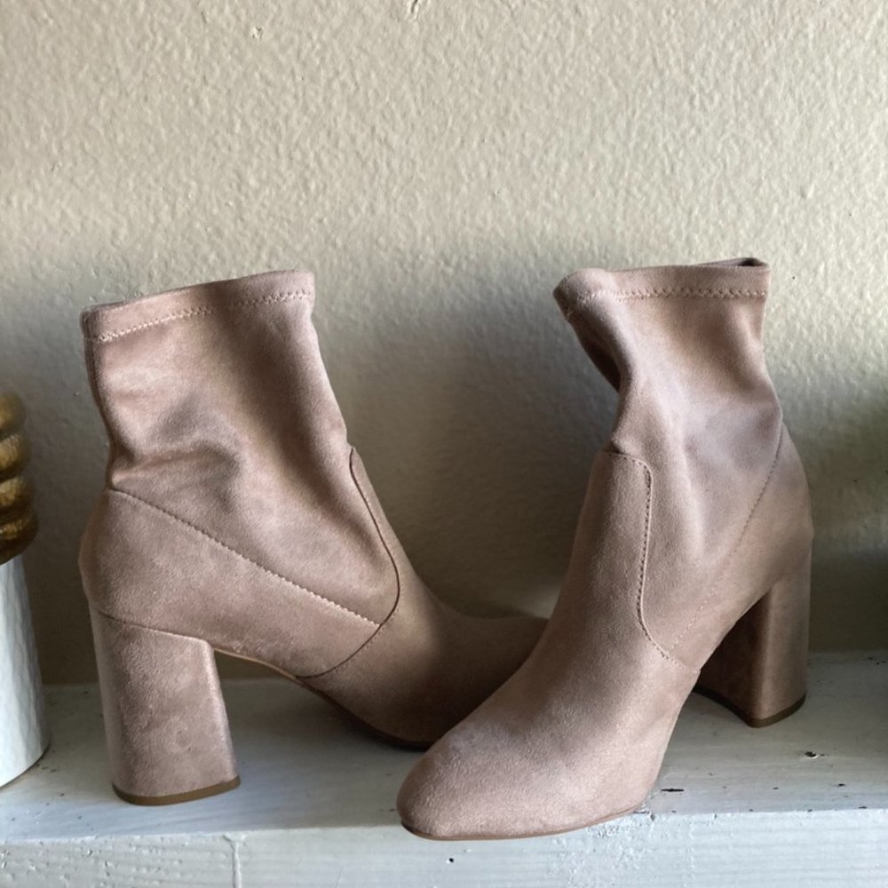 💜 Beige faux suede boots🤎